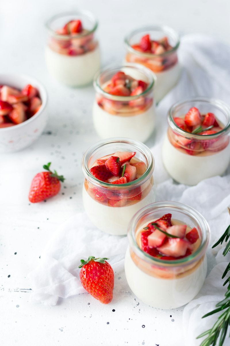 Yogurt naturale in un contenitore